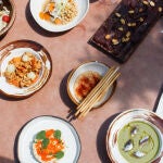 Entre sus platos estrella están las tablas de terruño preparadas 100% con productos locales, el canelón de ensaladilla con langostinos de Medina del Campo, el calabacín con pesto, vinagreta de limón y queso Campoveja y el roast beef ecológico de Dehesa de la Serna con encurtidos y salmorejo