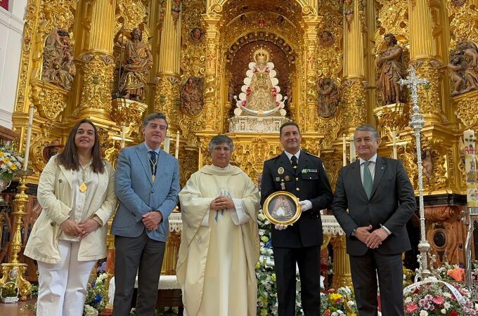 Un momento de la entrega de la distinción a la Virgen