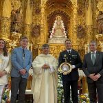 Un momento de la entrega de la distinción a la Virgen