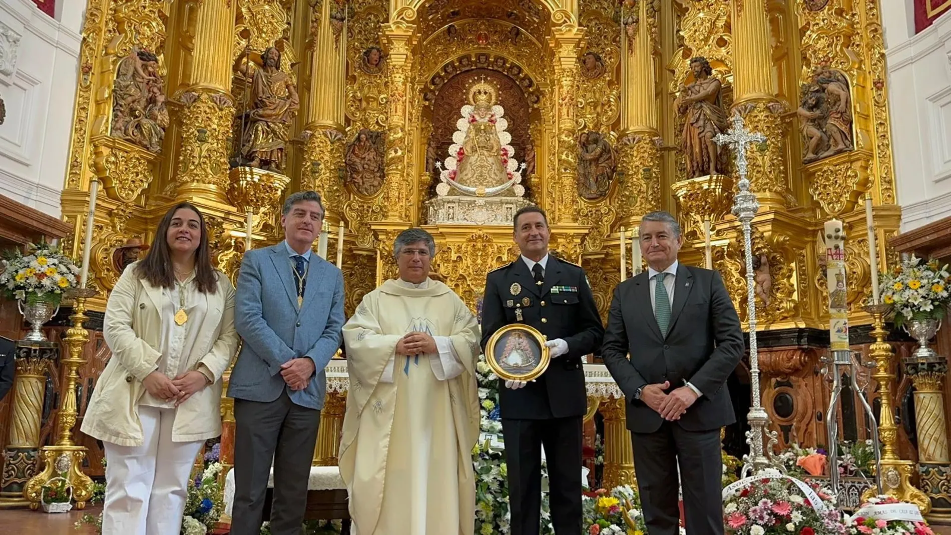 Un momento de la entrega de la distinción a la Virgen