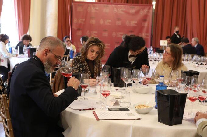 El jurado, durante la cata de los vinos
