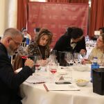 El jurado, durante la cata de los vinos