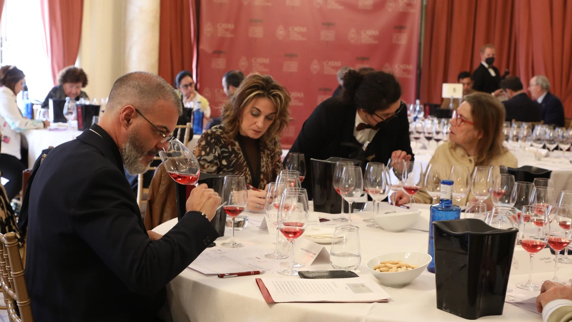 El jurado, durante la cata de los vinos