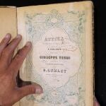 Primera edición de 'Attila', con la firma de Giuseppe Verdi, propiedad del director del coro, José Luis Basso