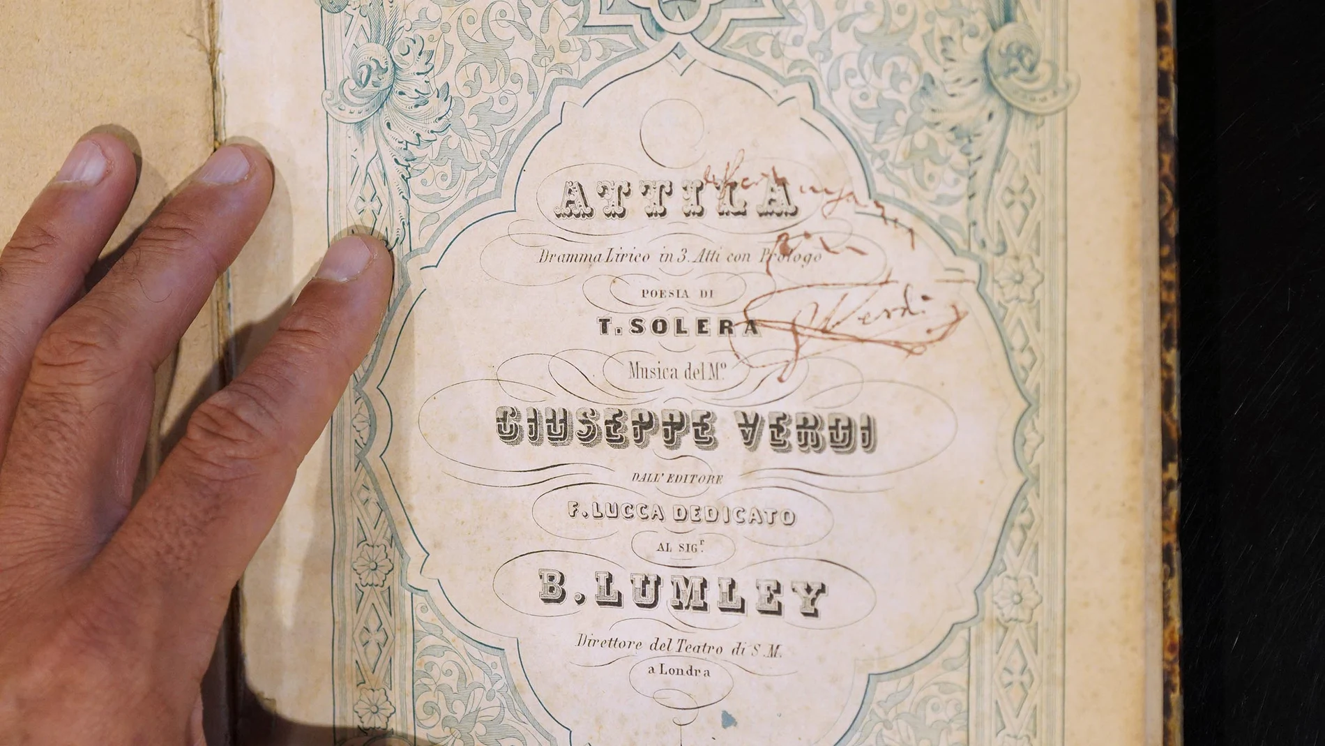 Primera edición de 'Attila', con la firma de Giuseppe Verdi, propiedad del director del coro, José Luis Basso