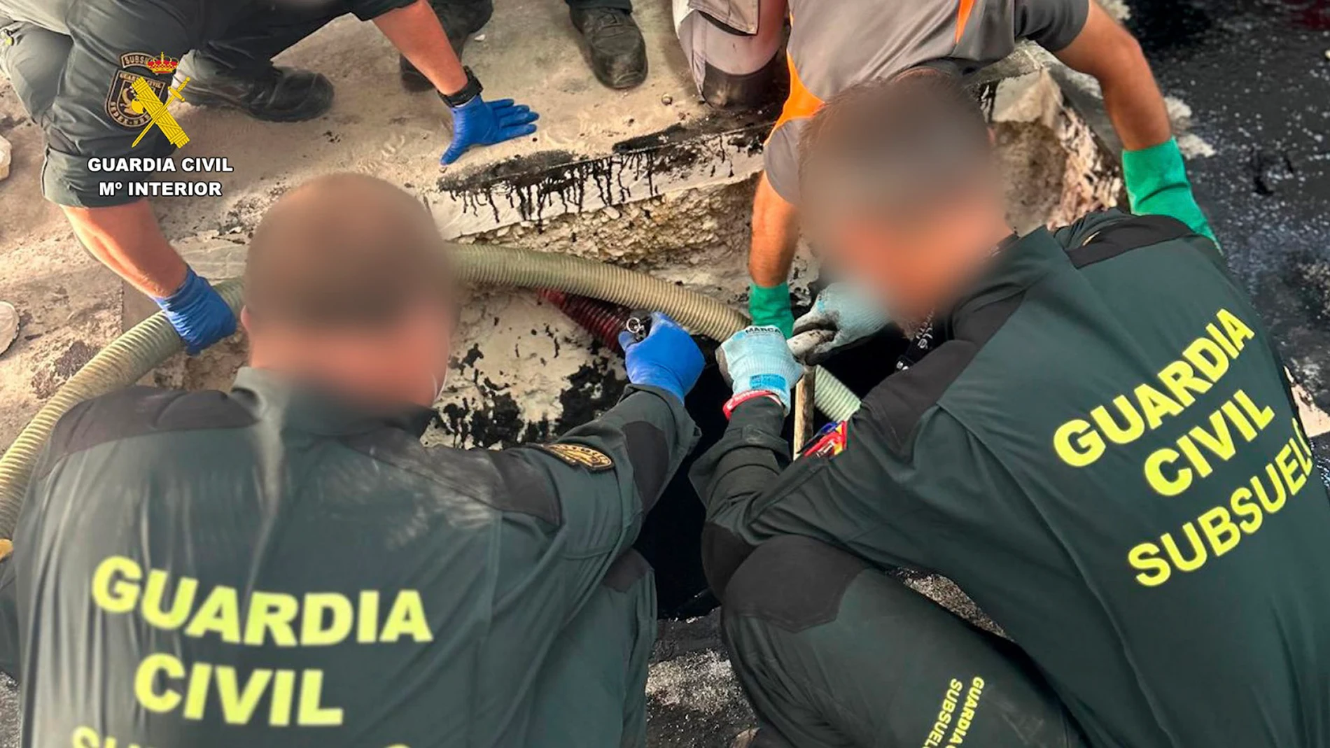 LIBRILLA (MURCIA), 13/05/2025.- Los cadáveres de Jean Mirabeau Ngoho y Siaka Coulibaly desaparecidos en diciembre, a falta de la confirmación por la autopsia, han sido descubiertos por la Guardia Civil en un pozo de residuos de aceite de la empresa Porkitrans de Librilla (Murcia), cuyo gerente y su sobrino se encuentran en prisión provisional como supuestos autores de este crimen, según ha informado la Guardia Civil. EFE/Guardia Civil CRÉDITO OBLIGATORIO SOLO USO PERMITIDO PARA ILUSTRAR LA N...