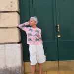 Mujer 50+ con bermudas favorecedoras.