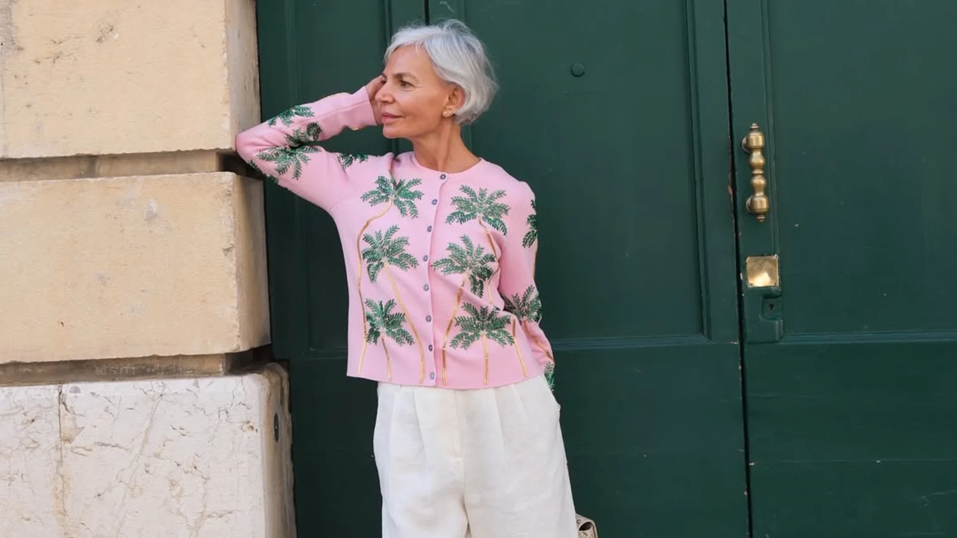 Mujer 50+ con bermudas favorecedoras.