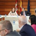 González Corral y Fernández Carriedo durante su reunión con representantes de las DO de vinos de Castilla y León