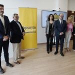El alcalde de Ponferrada, Marco Morala (C), junto al director de Asprona Bierzo, Valentín Barrio (D), y el administrador de Linecar, Francisco Tomás García (I), entre otros, durante la presentación del proyecto ‘Próxima parada: inclusión’