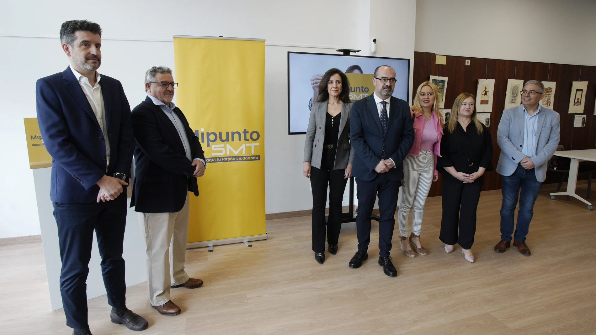 El alcalde de Ponferrada, Marco Morala (C), junto al director de Asprona Bierzo, Valentín Barrio (D), y el administrador de Linecar, Francisco Tomás García (I), entre otros, durante la presentación del proyecto ‘Próxima parada: inclusión’