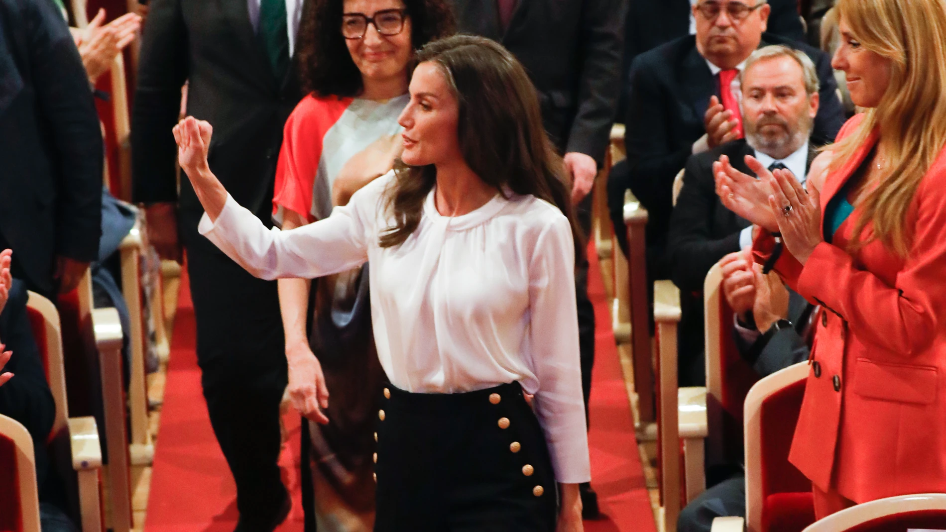 La Reina Letizia, el presidente de la Región de Murcia, Fernando López Miras, y la presidenta de Cruz Roja Española, María del Mar Pagero, durante el acto principal del 'Día Mundial de la Cruz Roja y de la Media Luna Roja' en el teatro Romea de Murcia, a 14 de mayo de 2025, en Murcia (España).14 MAYO 2025Edu Botella / Europa Press14/05/2025