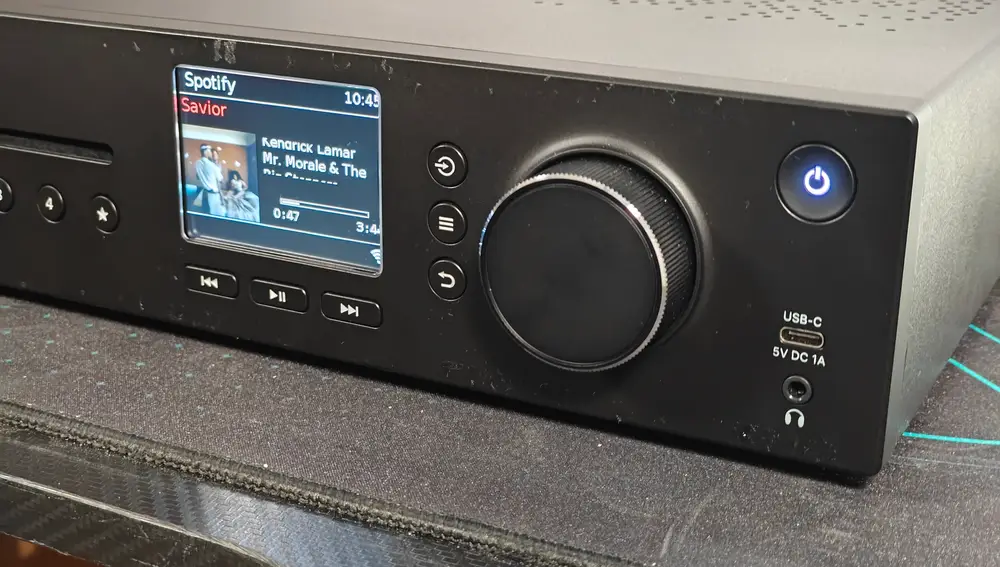 Detalle de la pantalla y el sinfín de volumen
