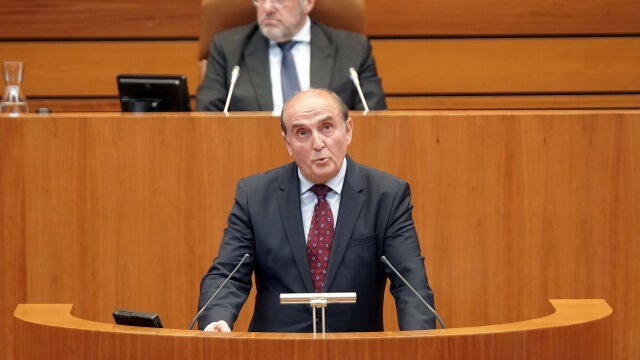 El Procurador del Común, Tomás Quintana, durante su intervención en el Pleno