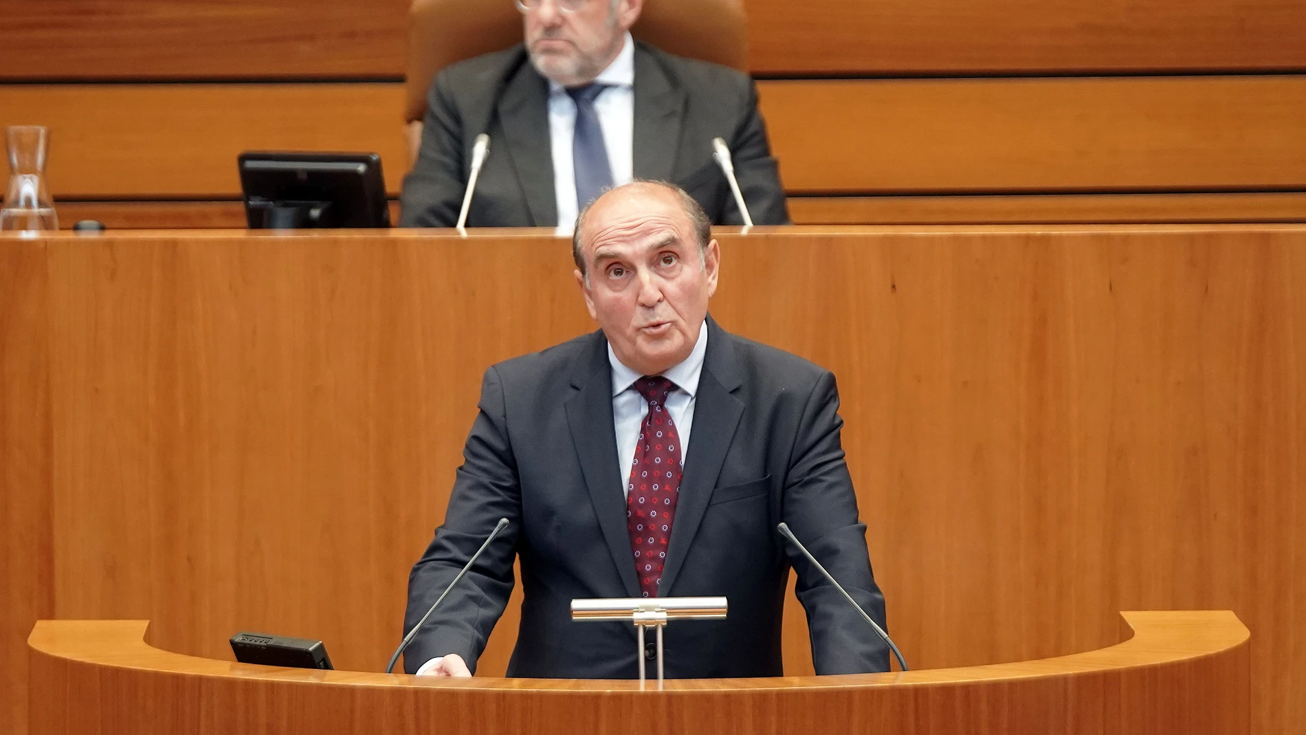 El Procurador del Común, Tomás Quintana, durante su intervención en el Pleno