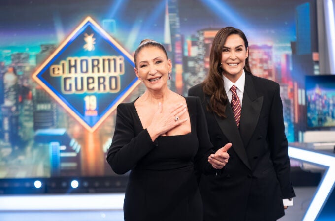 Vicky Martín Berrocal y su madre Victoria en 'El Hormiguero'.