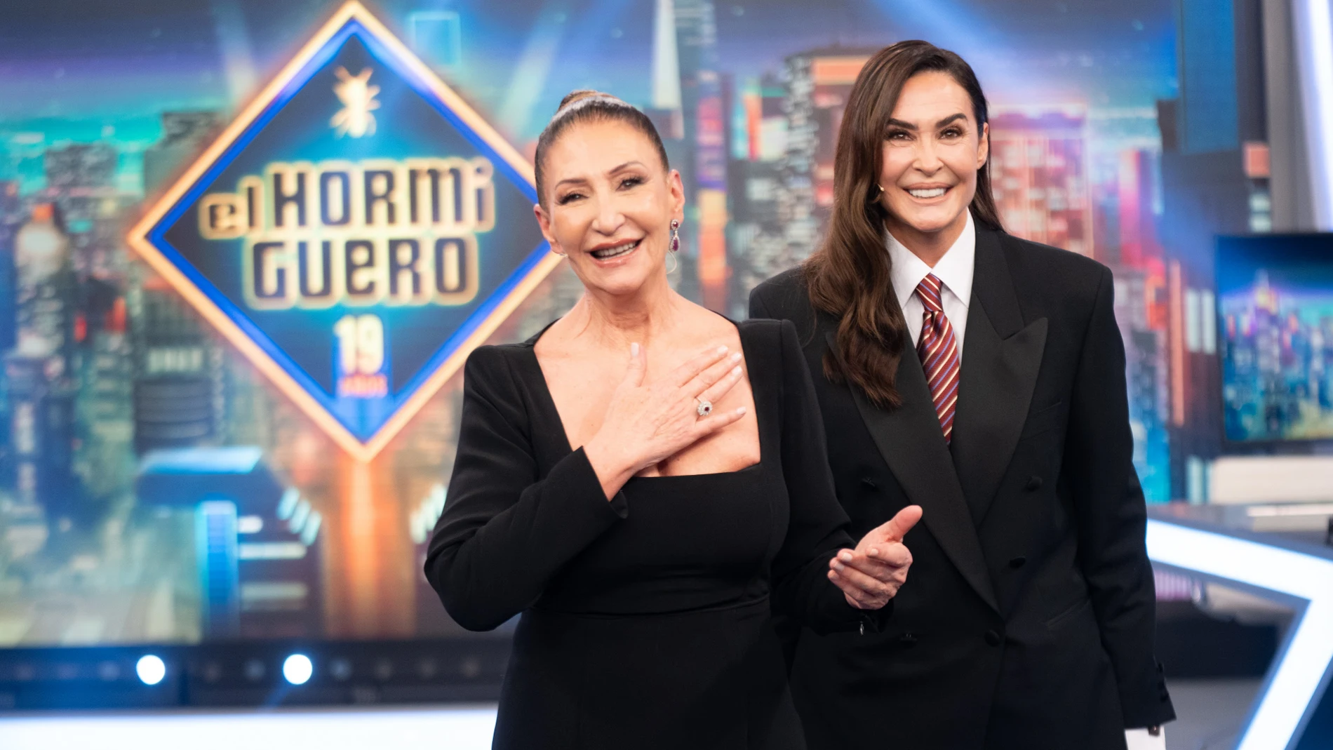 Vicky Martín Berrocal y su madre Victoria en 'El Hormiguero'.