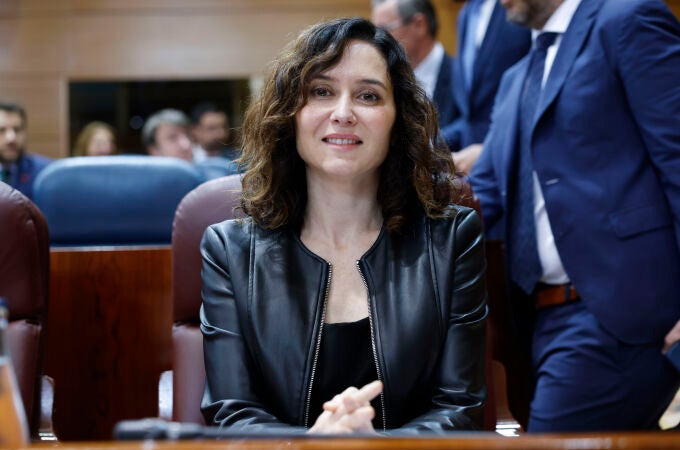 El look de Ayuso con chaqueta de piel.