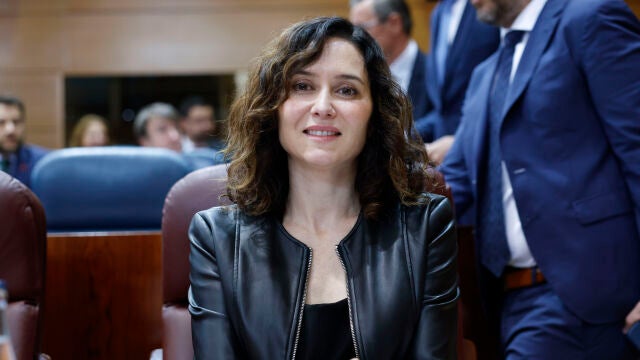 El look de Ayuso con chaqueta de piel.