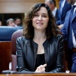 El look de Ayuso con chaqueta de piel.