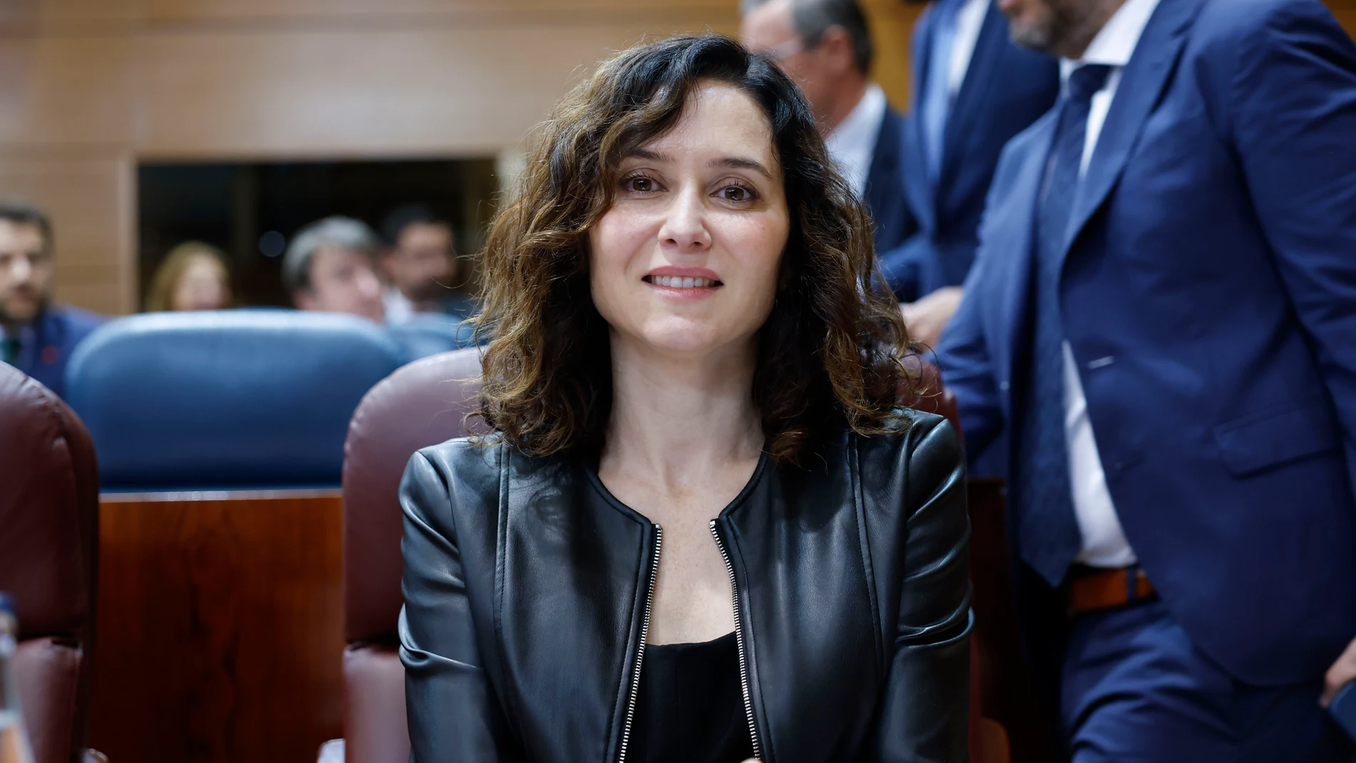 MADRID, 14/05/2025.- La presidenta de la Comunidad de Madrid, Isabel Díaz Ayuso (d), durante el pleno de la Asamblea en Madrid, este miércoles. EFE/ Mariscal