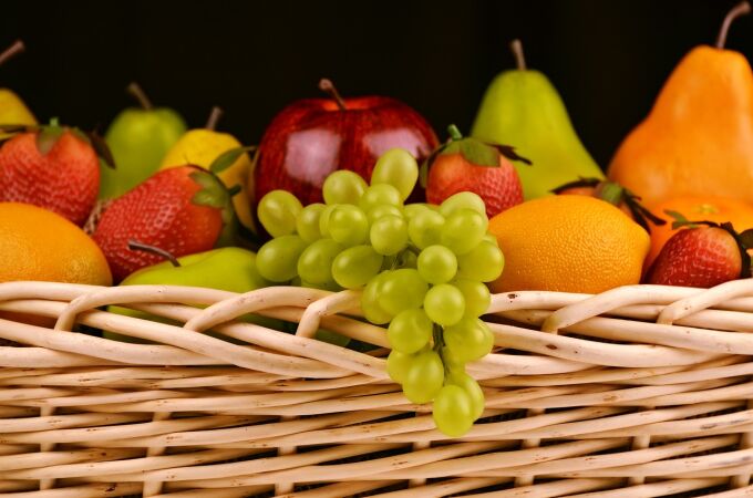 Aclarar con agua no es suficiente: el truco para eliminar los pesticidas de frutas y verduras por completo