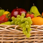 Aclarar con agua no es suficiente: el truco para eliminar los pesticidas de frutas y verduras por completo