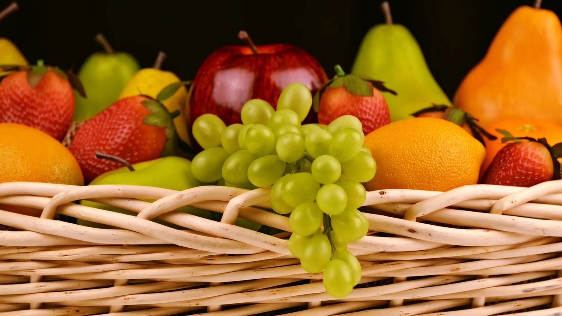 Aclarar con agua no es suficiente: el truco para eliminar los pesticidas de frutas y verduras por completo