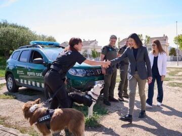 La consellera de Interior y Seguridad Pública, Núria Parlon, con Agents Rurals de la Generalitat
