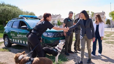 La consellera de Interior y Seguridad Pública, Núria Parlon, con Agents Rurals de la Generalitat