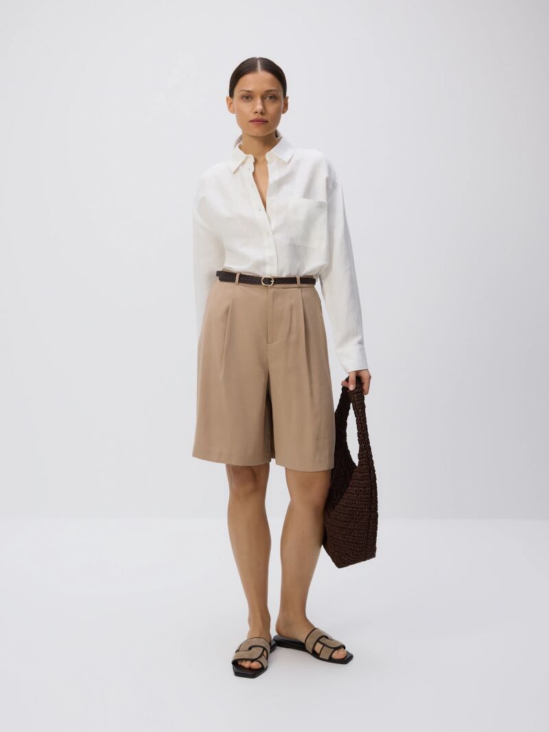 Bermudas de talle alto en marrón.