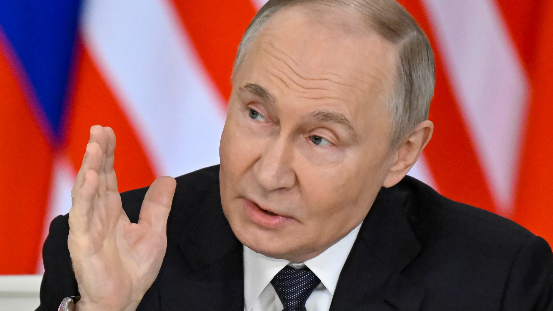 FOTODELDÍA MOSCÚ (Federación Rusa), 14/05/2025.- El presidente ruso, Vladímir Putin, habla durante una declaración conjunta a los medios de comunicación con el primer ministro de Malasia tras sus conversaciones en el Kremlin en Moscú, Rusia, este miércoles. El primer ministro malasio se encuentra de visita oficial en Moscú. EFE/ Alexander Nemenov / POOL
