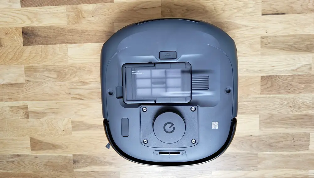 Bajo la tapa superior del Eufy Omni E25 se alojan un depósito para el polvo y un botón para extraer el depósito del agua sucia
