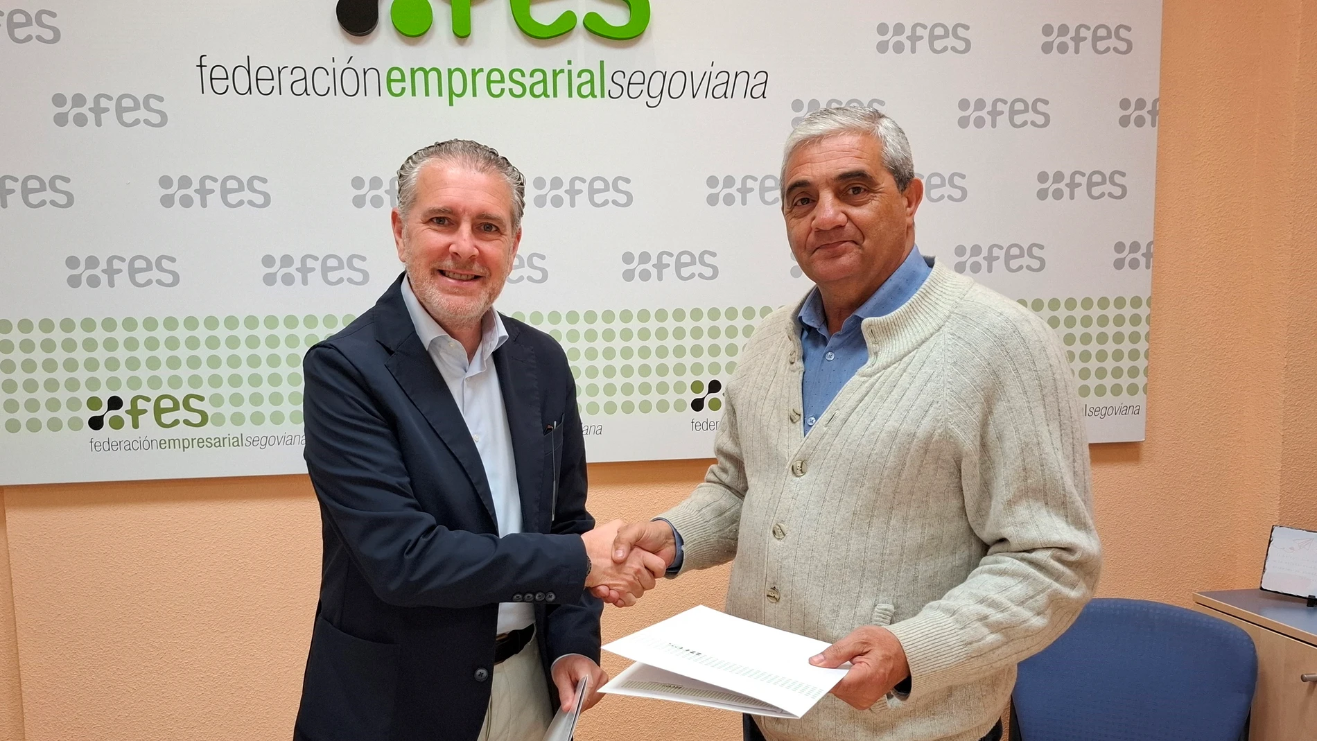 El presidente de la FES, Andrés Ortega, y el alcalde del municipio, Fernando Aceves