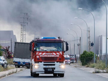 Primeros afectados por el incendio en la nave de productos químicos de Alcalá: atendidos un operario y un bombero