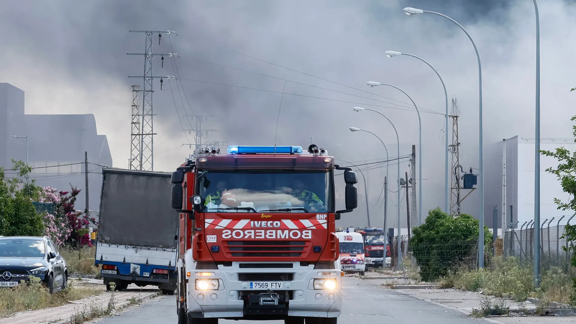 Primeros afectados por el incendio en la nave de productos químicos de Alcalá: atendidos un operario y un bombero