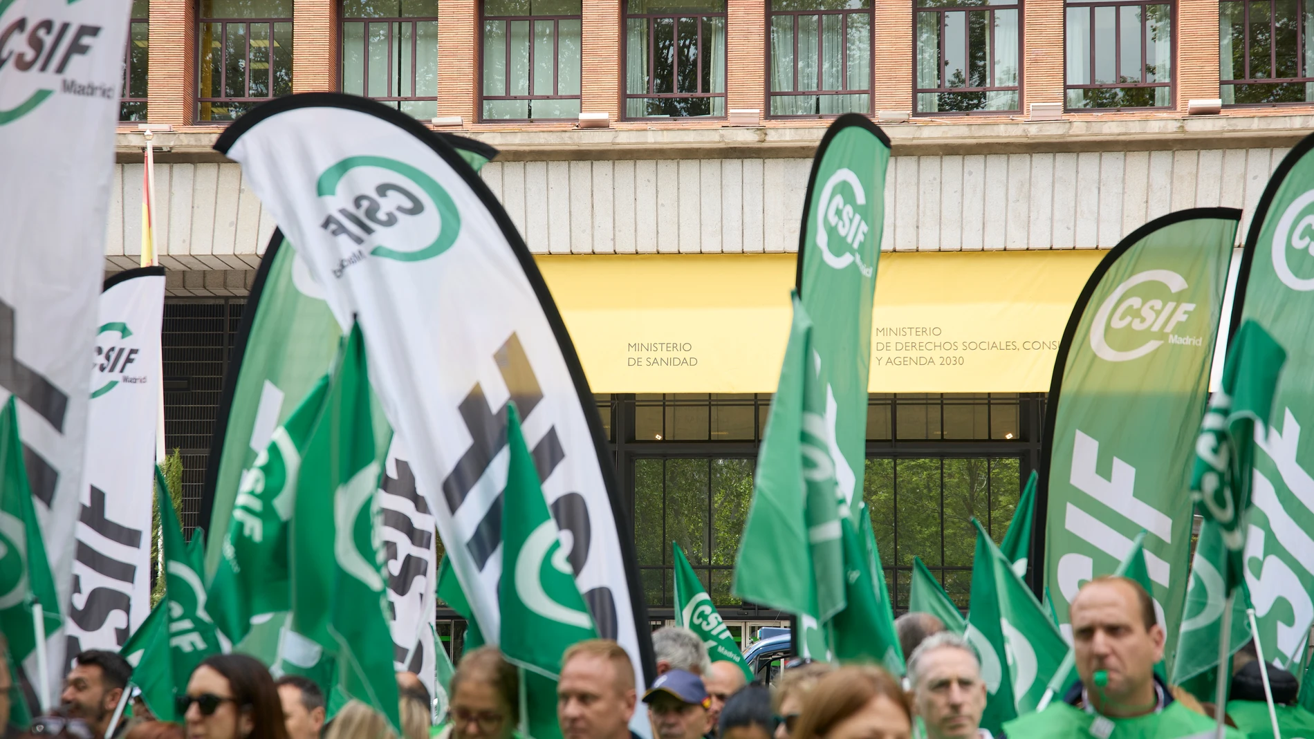 Decenas de personas durante una concentración ante la sede del Ministerio de Sanidad, a 14 de mayo de 2025, en Madrid (España). La manifestación coincide con una reunión entre el Ministerio de Sanidad y sindicatos para negociar la carrera profesional, el complemento retributivo por rendimiento y mejoras en la provisión de plazas en el Estatuto Marco. 14 MAYO 2025;SANIDAD;MINISTERIO;SINDICATOS;MEDICINA;SALUD;MANIFESTACIÓN;CONCENTRACIÓN Jesús Hellín / Europa Press 14/05/2025