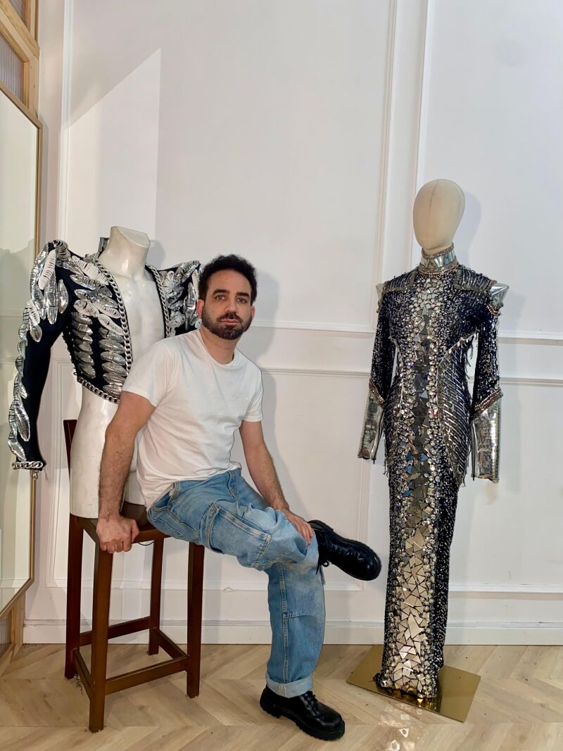 El diseñador de vestuario Gustavo Adolfo Tarí