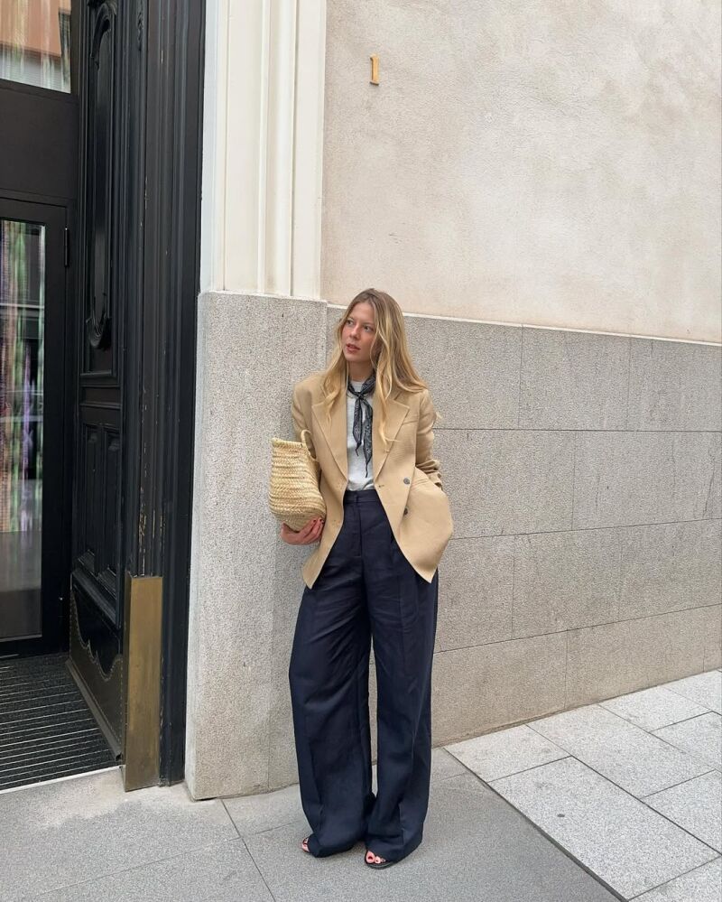 Influencer con camiseta y pantalones de lino.