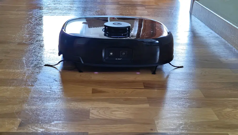 El Eufy Omni E25 fregando un suelo de parquet