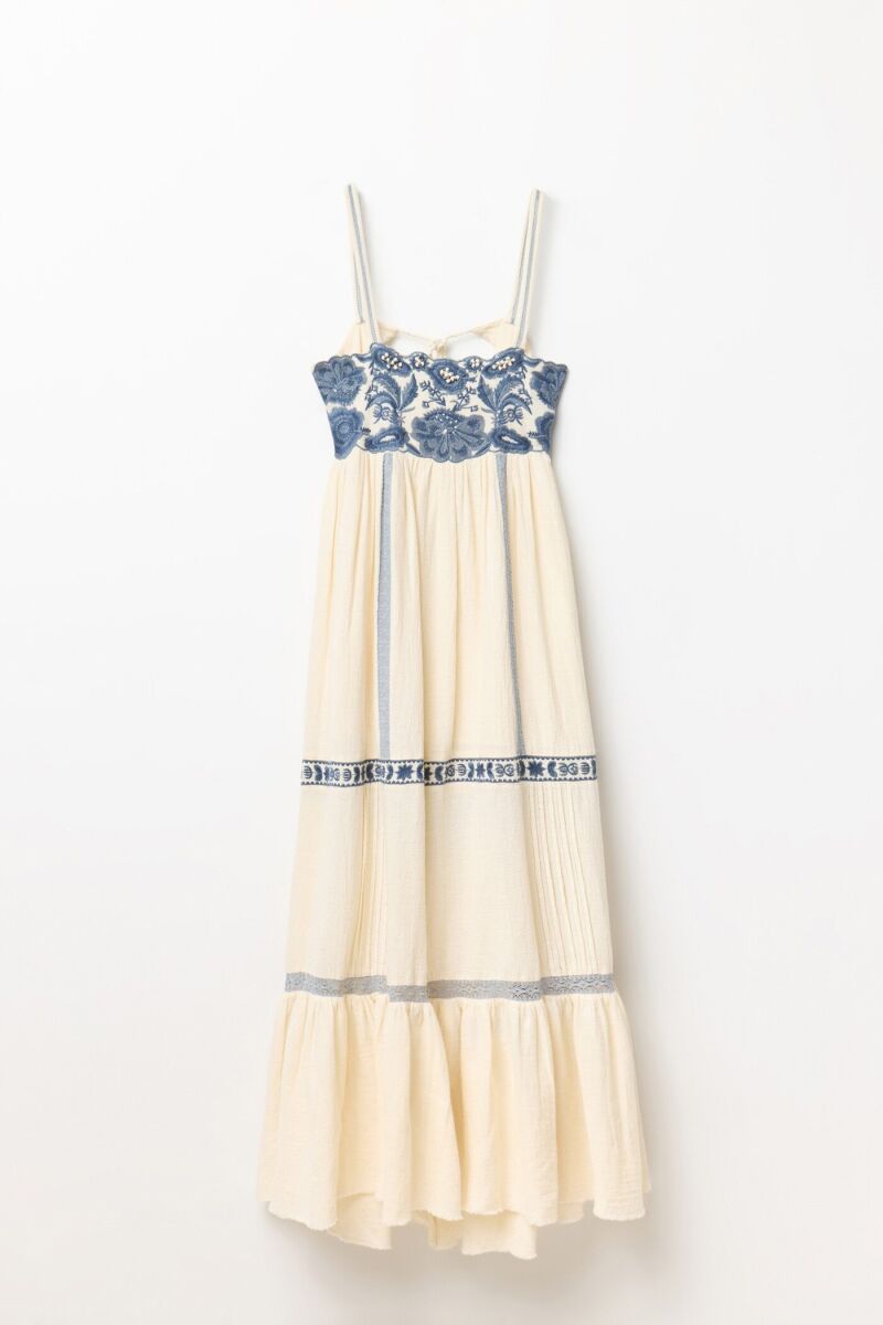 Vestido con bordados.