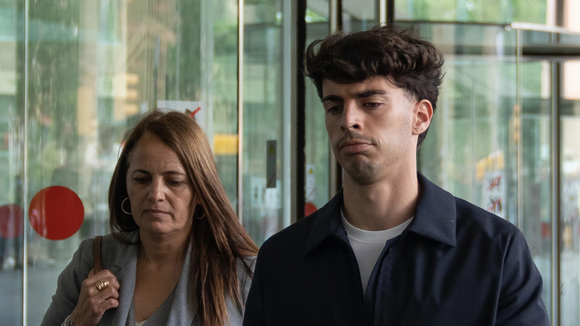 El futbolista del RCD Espanyol Álvaro Aguado (2i) a su salida de la Ciutat de la Justicia, a 14 de mayo de 2025, en Barcelona, Catalunya (España). Aguado declara como investigado por la presunta agresión sexual a una trabajadora del club. La presunta agresión se produjo durante una fiesta privada que los jugadores celebraron el 23 de junio del año pasado en una discoteca de Barcelona para celebrar el ascenso a primera división. 14 MAYO 2025 David Zorrakino / Europa Press 14/05/2025