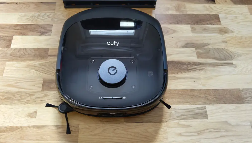 La parte superior del Eufy Omni E25 con su tapa transparente, el sensor LiDAR y el logo de la marca