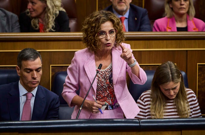 Pedro Sánchez y María Jesús Montero, ayer, en el Congreso de los Diputados
