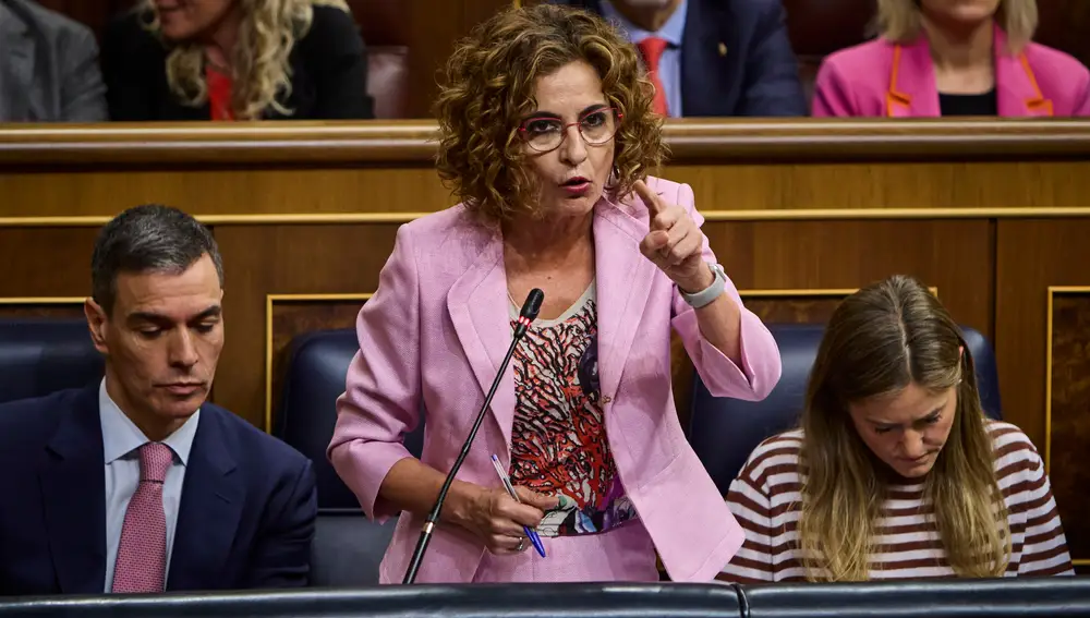 Pedro Sánchez y María Jesús Montero, ayer, en el Congreso de los Diputados