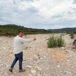 El agricultor Enrique Grau camina por lo que antes era su campo de caquis en Turís (Valencia)