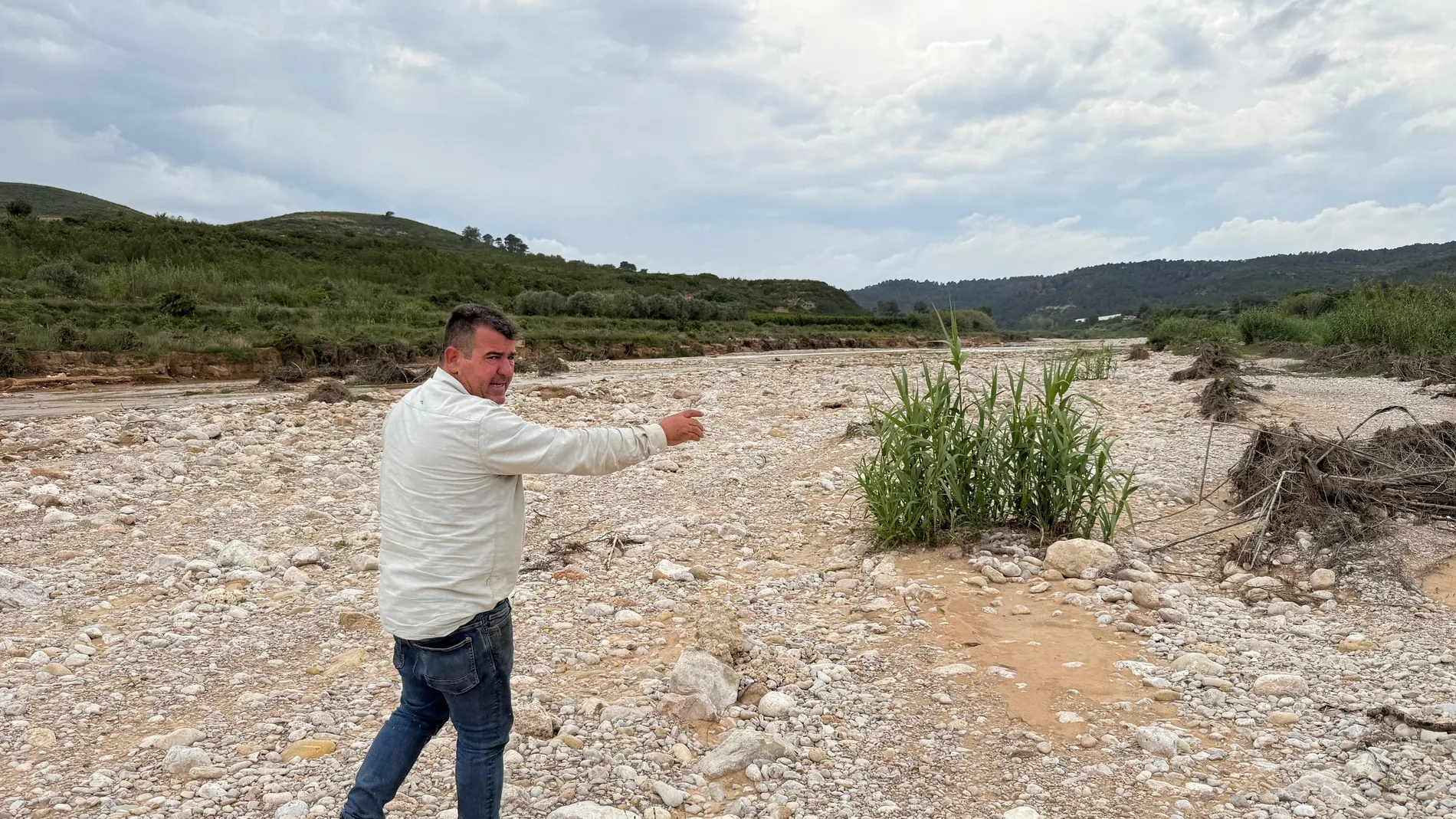 El agricultor Enrique Grau camina por lo que antes era su campo de caquis en Turís (Valencia)