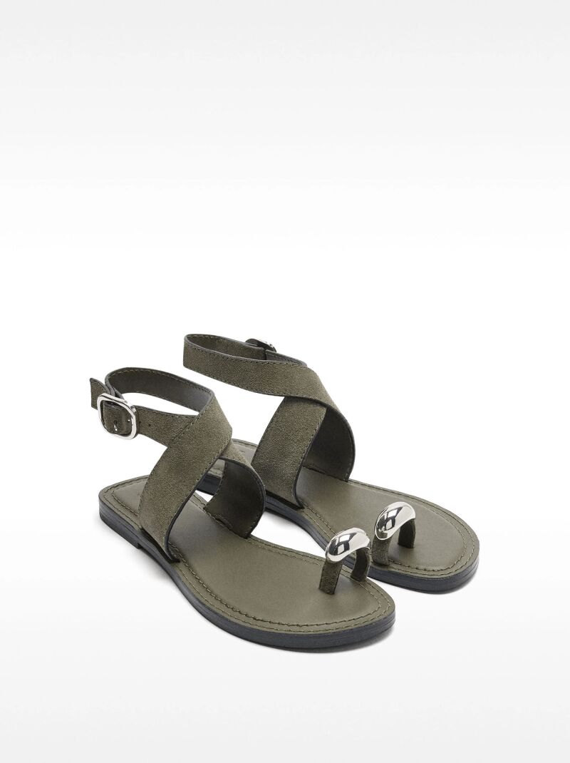Sandalias de piel con detalle metálico.