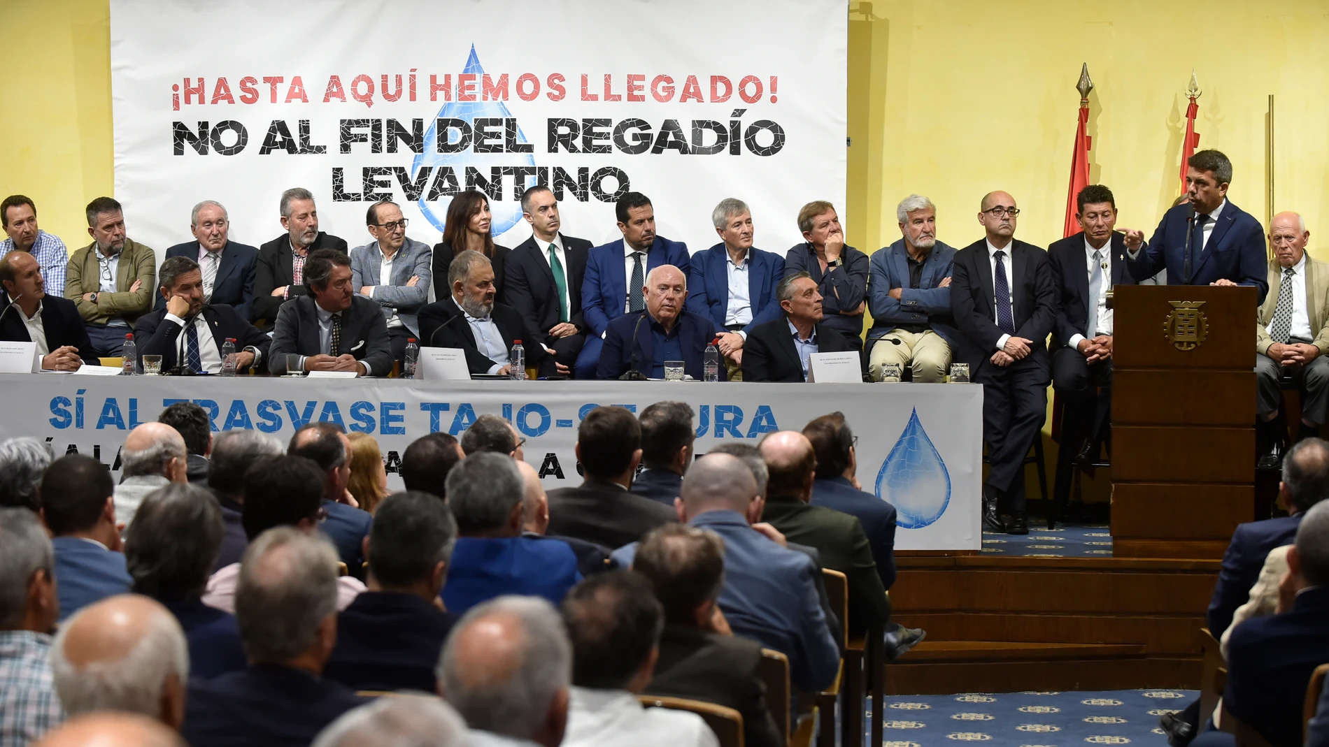 Los regantes se plantean ir a Bruselas a expresar su malestar por el "tijeretazo" al Trasvase