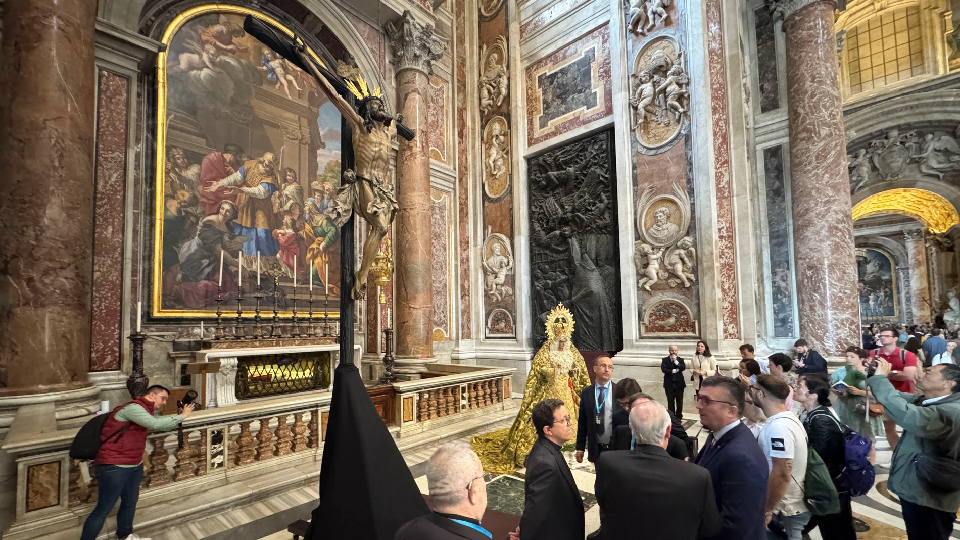 ROMA, 14/05/2025.- La ciudad de Roma se prepara para la procesión de las imágenes del cristo de la Expiración, ‘El Cachorro’, de Sevilla; la virgen de la Esperanza de Málaga, y el Nazareno de León que el próximo sábado recorrerá la ciudad pasando por algunos monumentos tan emblemáticos como el Coliseo.EFE/ Daniel Cáceres